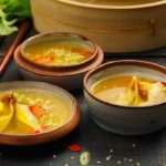 flaskdumpling Rökig svampbuljong med fläskdumplings & gomadressing