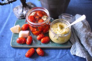 Långsamt bakade tomater med parmesankräm vid sidan om