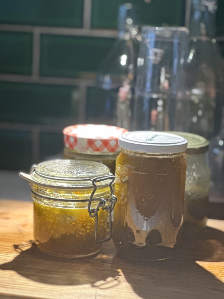 Marmelad på gröna tomater och kardemumma  