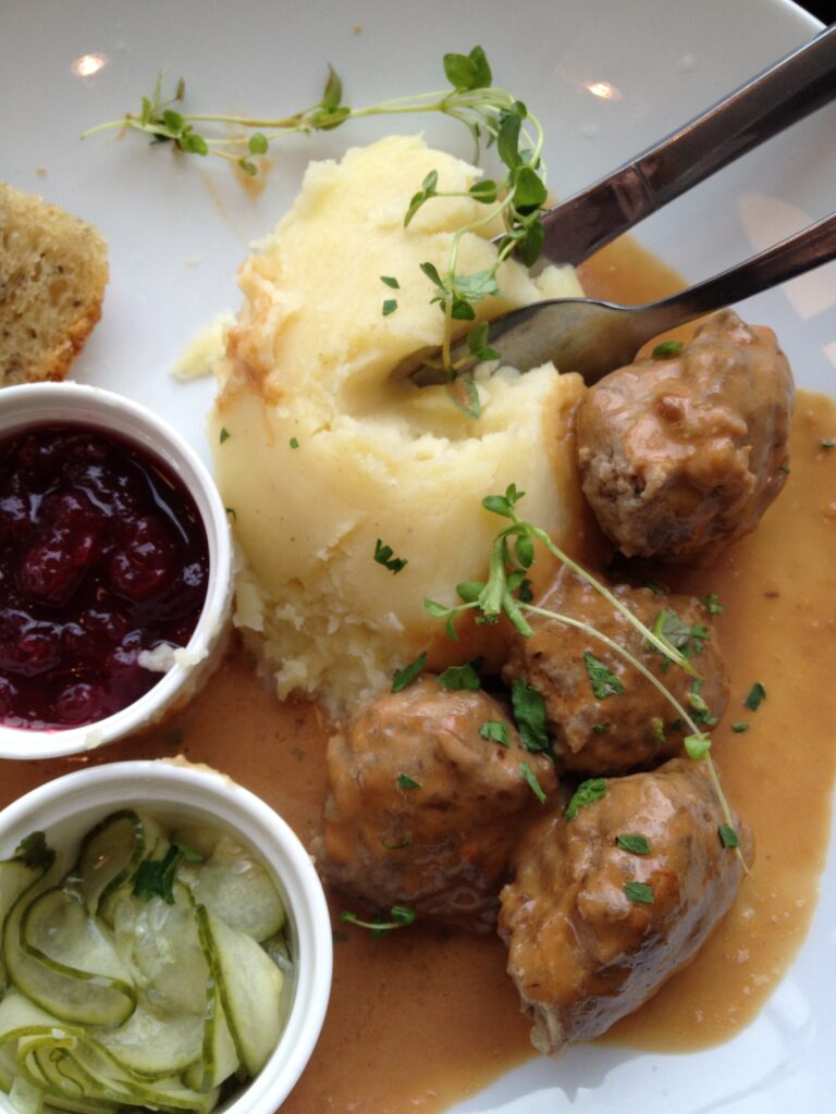 Klassiska svenska köttbullar med mos, gräddsås, pressgurka och lingon.