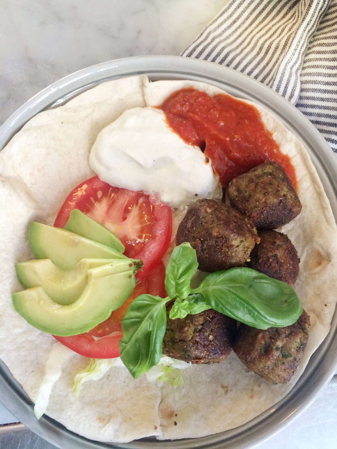 Friterad hemgjord falafel med tillbehör